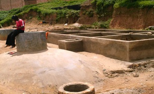 Construction de réacteurs à biogaz pour le traitement des eaux usées dans une prison au Rwanda.